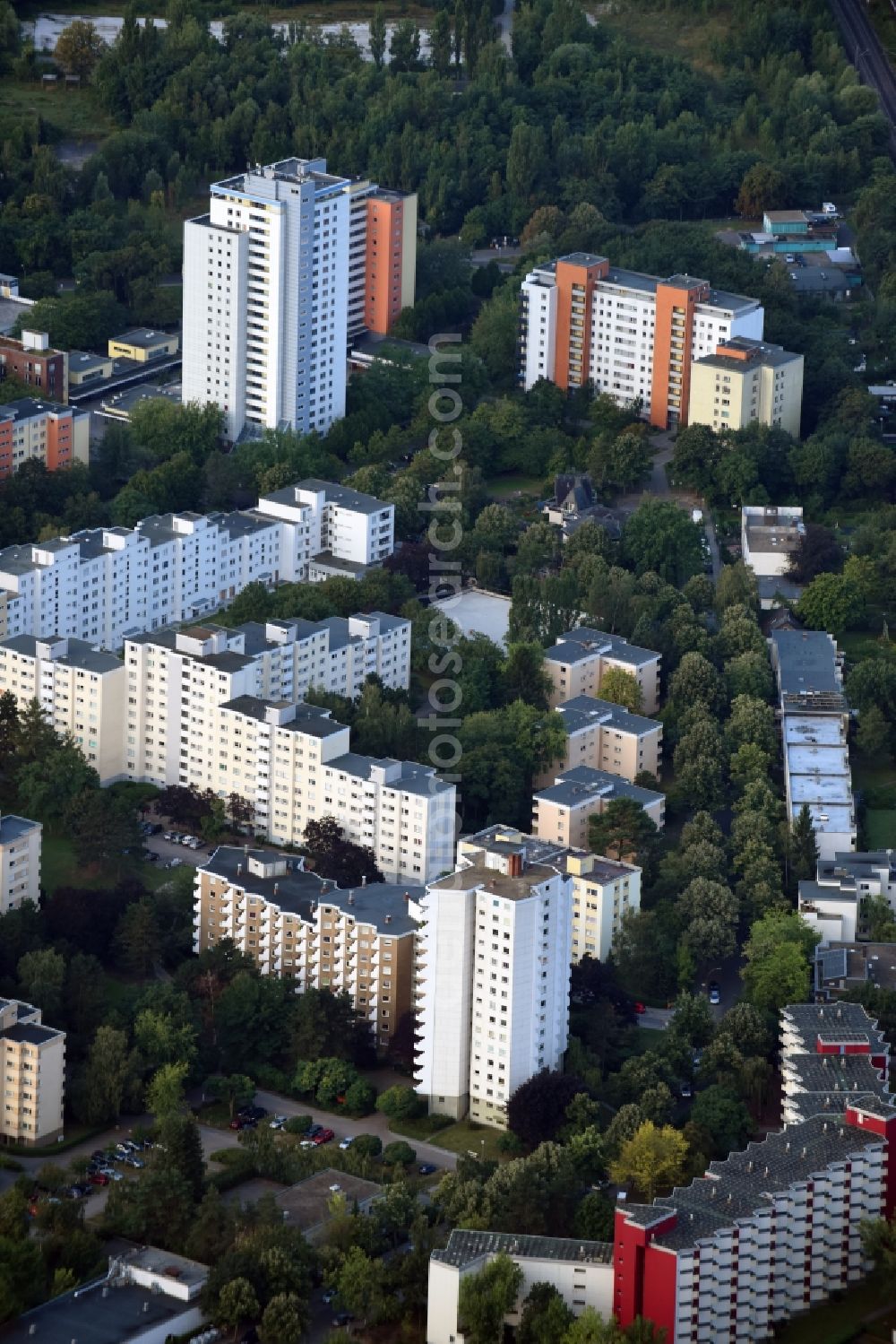 Aerial photograph Berlin - Skyscrapers in the residential area of industrially manufactured settlement Thermometersiedlung along entlang der Osdorfer Strasse - Fahrenheitstrasse und Celsiusstrasse in the district Lichterfelde in Berlin, Germany