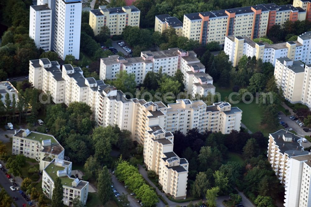 Berlin from above - Skyscrapers in the residential area of industrially manufactured settlement Thermometersiedlung along entlang der Osdorfer Strasse - Fahrenheitstrasse und Celsiusstrasse in the district Lichterfelde in Berlin, Germany