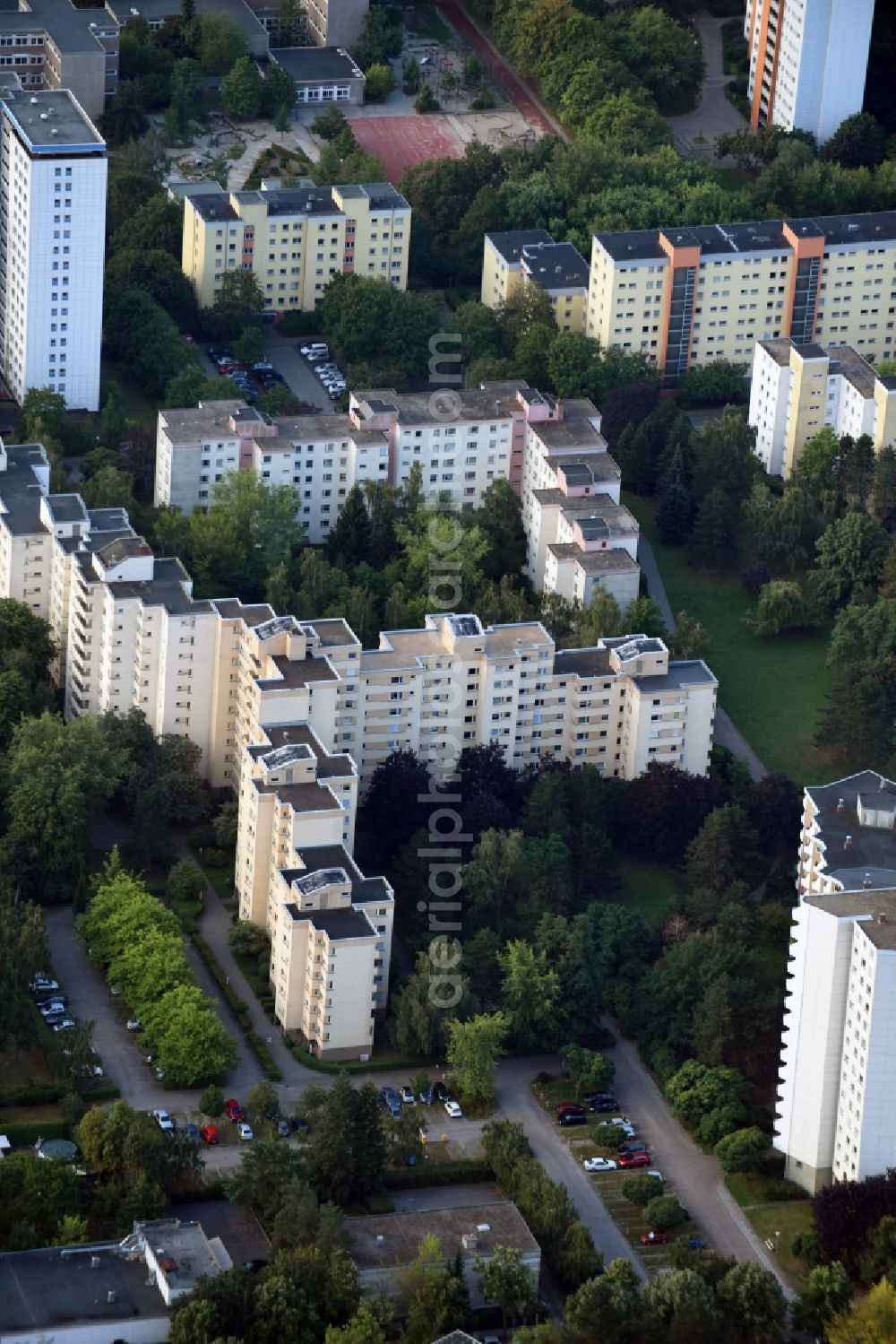 Berlin from the bird's eye view: Skyscrapers in the residential area of industrially manufactured settlement Thermometersiedlung along entlang der Osdorfer Strasse - Fahrenheitstrasse und Celsiusstrasse in the district Lichterfelde in Berlin, Germany