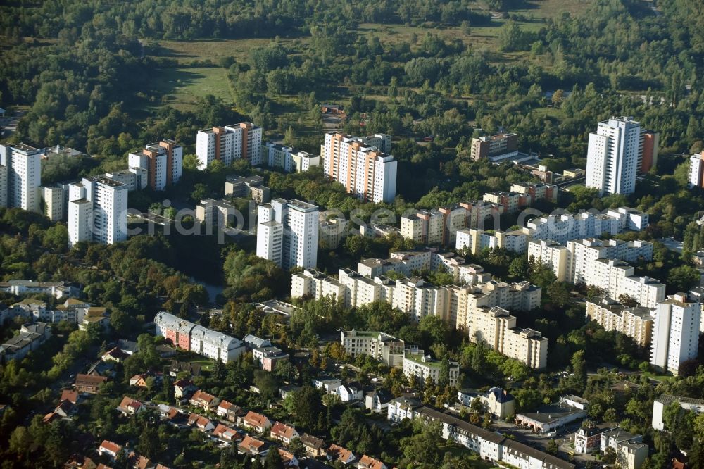 Aerial photograph Berlin - Skyscrapers in the residential area of industrially manufactured settlement Thermometersiedlung along entlang der Osdorfer Strasse - Fahrenheitstrasse und Celsiusstrasse in the district Lichterfelde in Berlin, Germany