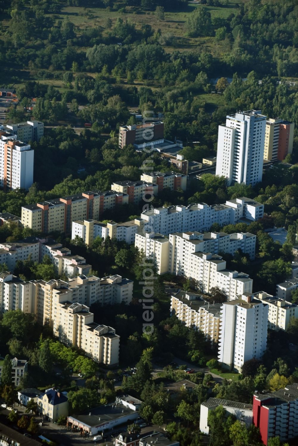 Berlin from the bird's eye view: Skyscrapers in the residential area of industrially manufactured settlement Thermometersiedlung along entlang der Osdorfer Strasse - Fahrenheitstrasse und Celsiusstrasse in the district Lichterfelde in Berlin, Germany