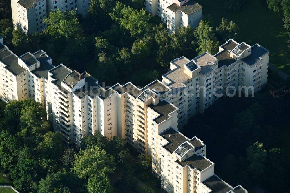 Berlin from the bird's eye view: Skyscrapers in the residential area of industrially manufactured settlement Thermometersiedlung along entlang der Osdorfer Strasse - Fahrenheitstrasse und Celsiusstrasse in the district Lichterfelde in Berlin, Germany