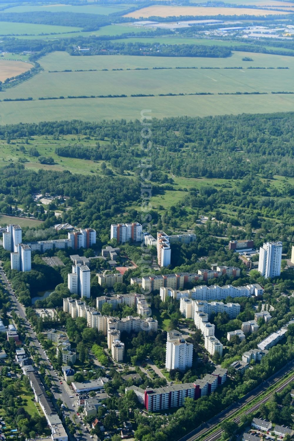 Aerial photograph Berlin - Skyscrapers in the residential area of industrially manufactured settlement Thermometersiedlung along entlang der Osdorfer Strasse - Fahrenheitstrasse und Celsiusstrasse in the district Lichterfelde in Berlin, Germany