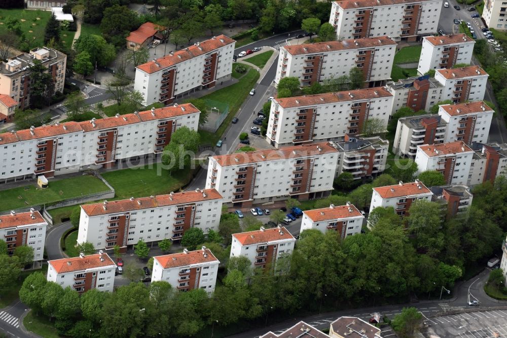Aerial photograph Toulouse - Skyscrapers in the residential area of industrially manufactured settlement in Toulouse in Languedoc-Roussillon Midi-Pyrenees, France