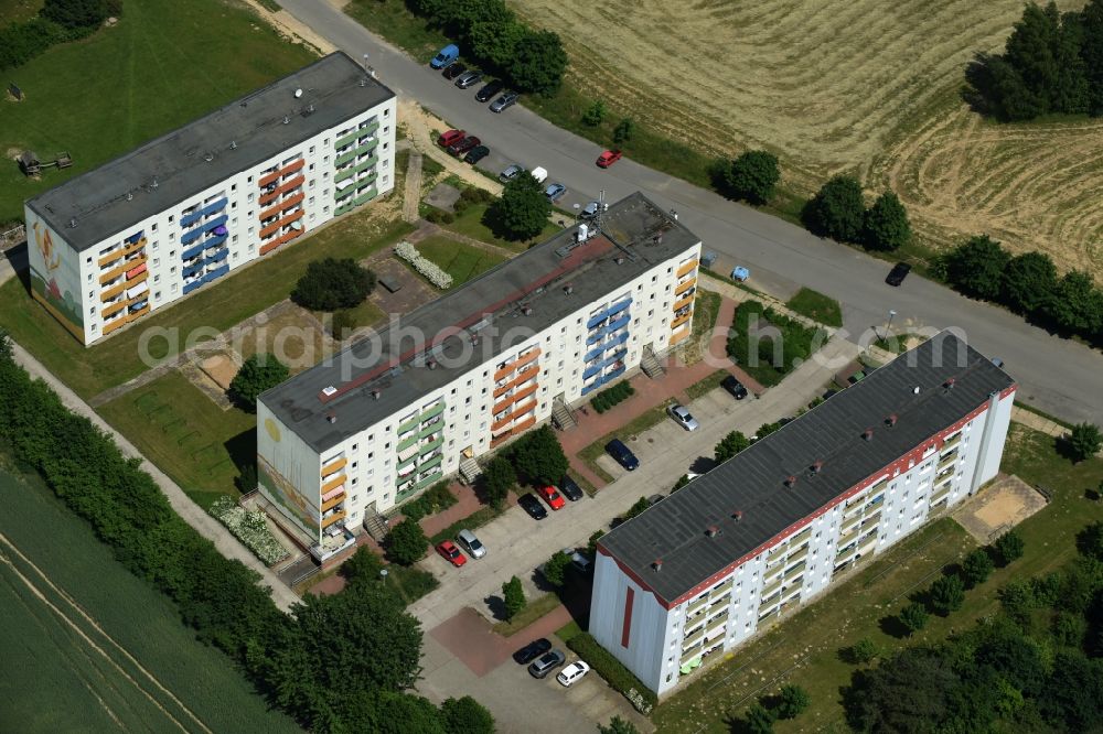 Aerial photograph Plau am See - Skyscrapers in the residential area of industrially manufactured settlement Vogelsang in Plau am See in the state Mecklenburg - Western Pomerania