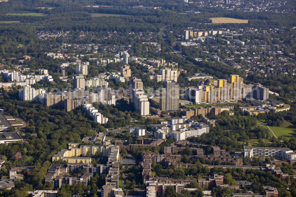 Aerial photograph Chorweiler - High-rise buildings in the residential area of an industrially manufactured prefabricated housing estate in Volkhoven/Weiler on the street Pariser Platz in the federal state of North Rhine-Westphalia, Germany