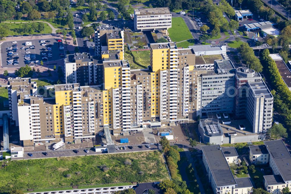 Chorweiler from the bird's eye view: High-rise buildings in the residential area of an industrially manufactured prefabricated housing estate in Volkhoven/Weiler on the street Pariser Platz in the federal state of North Rhine-Westphalia, Germany