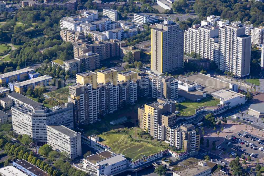 Aerial image Chorweiler - High-rise buildings in the residential area of an industrially manufactured prefabricated housing estate in Volkhoven/Weiler on the street Pariser Platz in the federal state of North Rhine-Westphalia, Germany