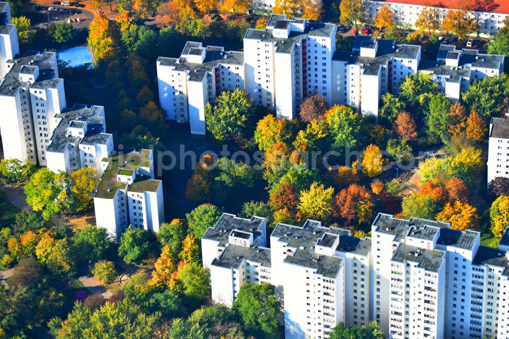 Aerial photograph Berlin - Skyscrapers in residential industrially manufactured prefabricated buildings of white settlement in the district of Neukoelln