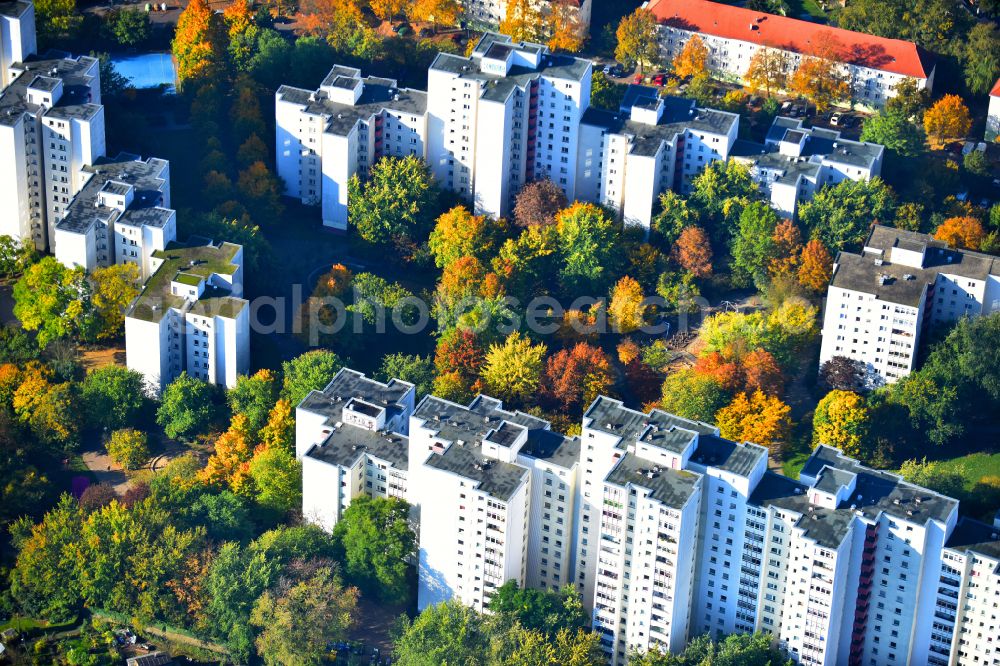 Berlin from above - Skyscrapers in residential industrially manufactured prefabricated buildings of white settlement in the district of Neukoelln