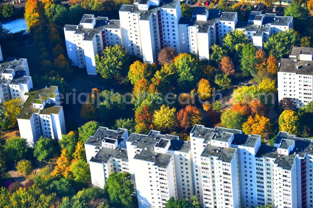 Berlin from the bird's eye view: Skyscrapers in residential industrially manufactured prefabricated buildings of white settlement in the district of Neukoelln