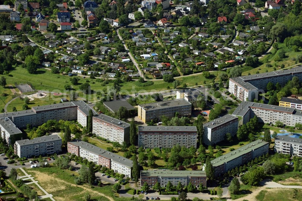 Aerial photograph Berlin - Skyscrapers in the residential area of industrially manufactured settlement Wernerstrasse - Heinrich-Grueber-Strasse in the district Marzahn in Berlin, Germany