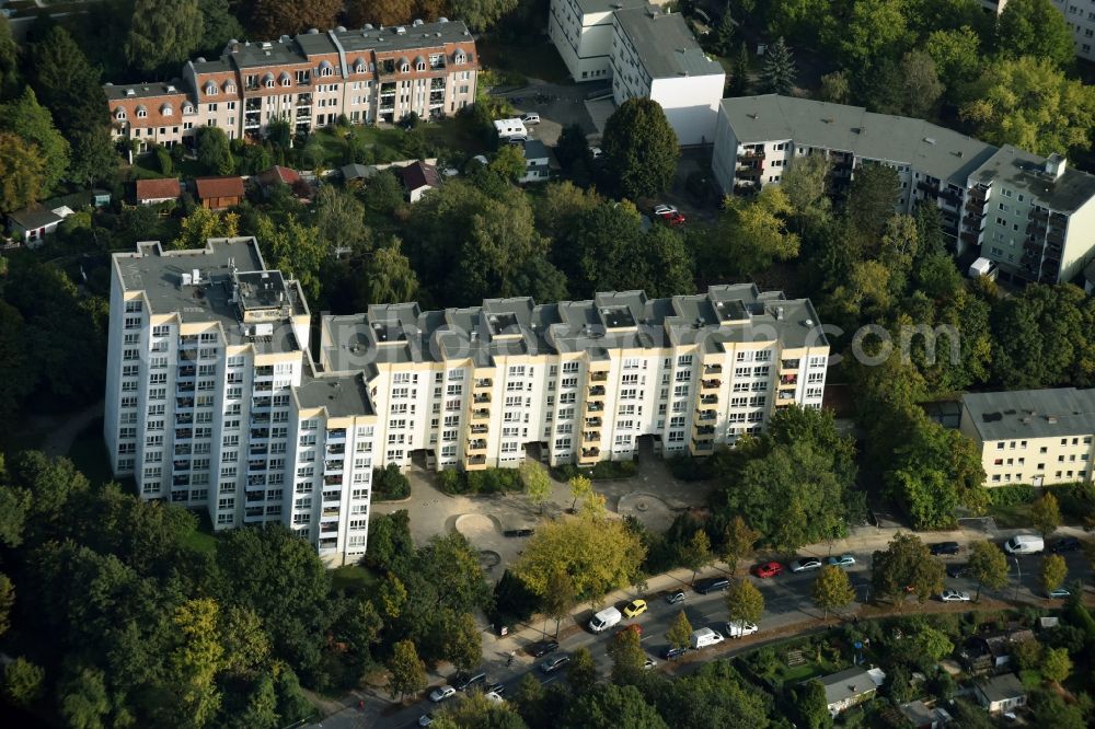 Aerial image Berlin - Skyscrapers in the residential area of industrially manufactured settlement Wismarer Strasse in Berlin