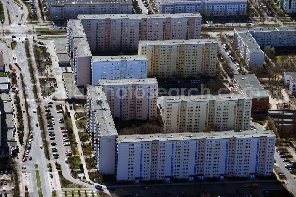 Aerial photograph Berlin - Skyscrapers in the residential area of industrially manufactured settlement Zossener Strasse - Alte Hellersdorfer Strasse in the district Hellersdorf in Berlin