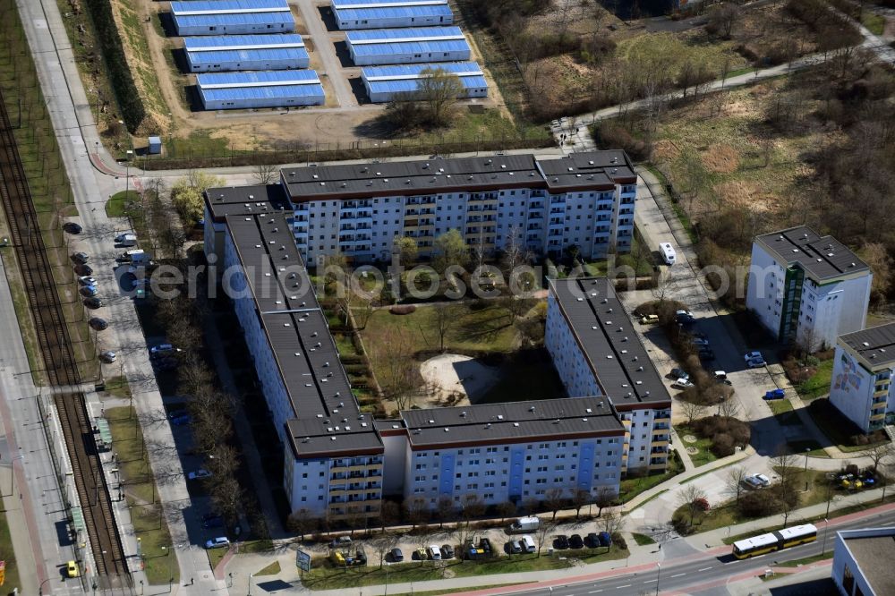 Berlin from the bird's eye view: Skyscrapers in the residential area of industrially manufactured settlement Zossener Strasse - Alte Hellersdorfer Strasse in the district Hellersdorf in Berlin