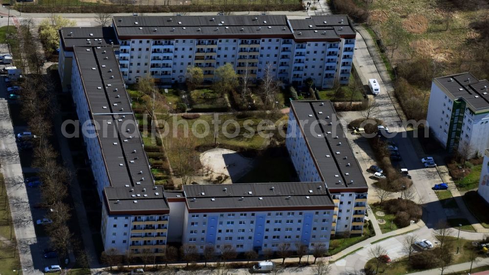 Aerial image Berlin - Skyscrapers in the residential area of industrially manufactured settlement Zossener Strasse - Alte Hellersdorfer Strasse in the district Hellersdorf in Berlin