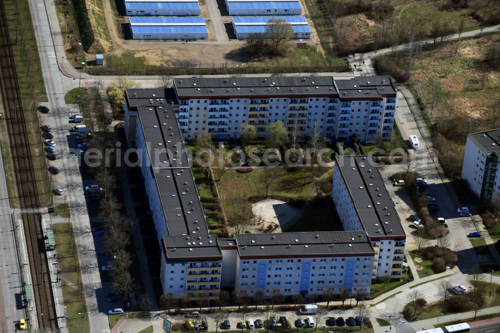 Aerial photograph Berlin - Skyscrapers in the residential area of industrially manufactured settlement Zossener Strasse - Alte Hellersdorfer Strasse in the district Hellersdorf in Berlin