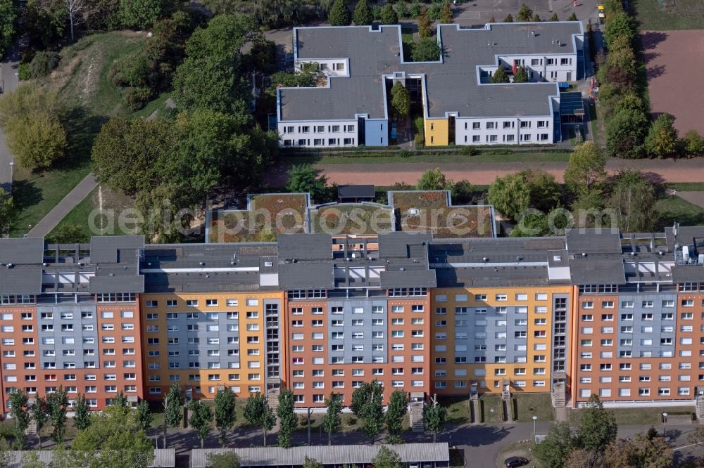 Aerial photograph Leipzig - Prefab residential building with colored paint on Volksgartenstrasse in the district Schoenefeld in Leipzig in the state Saxony, Germany
