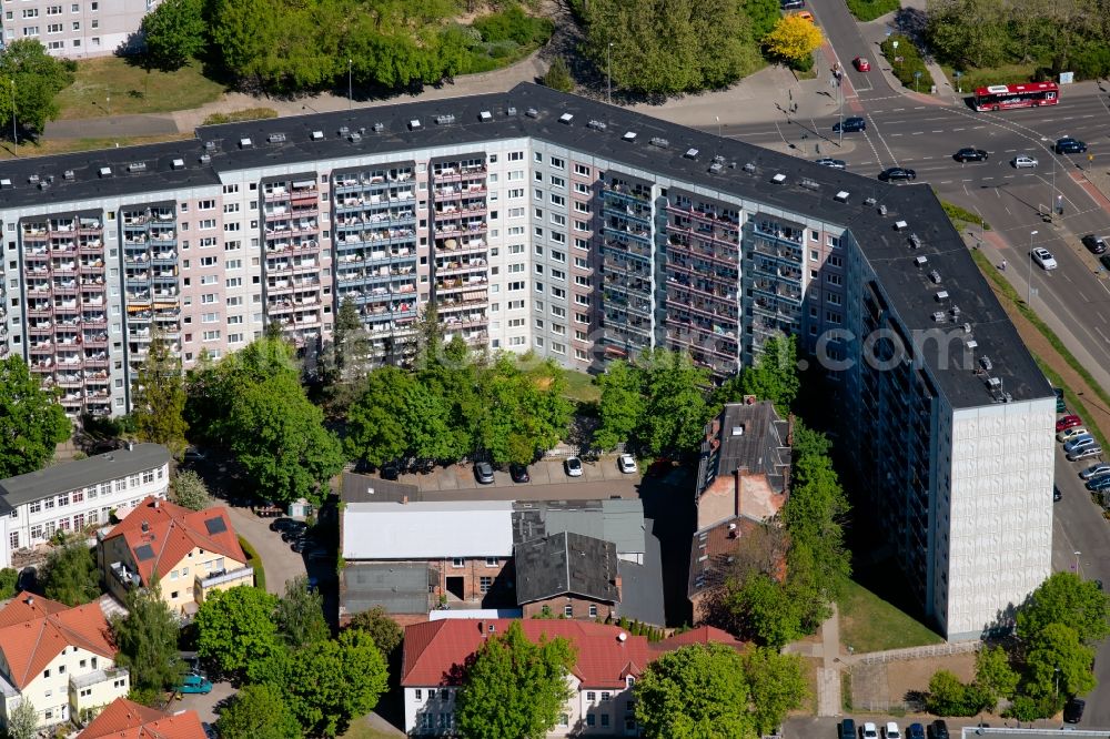 Aerial image Erfurt - Residential house of an industrially manufactured prefabricated building on Juri-Gagarin-Ring - Loeberstrasse in the district Altstadt in Erfurt in the state Thuringia, Germany