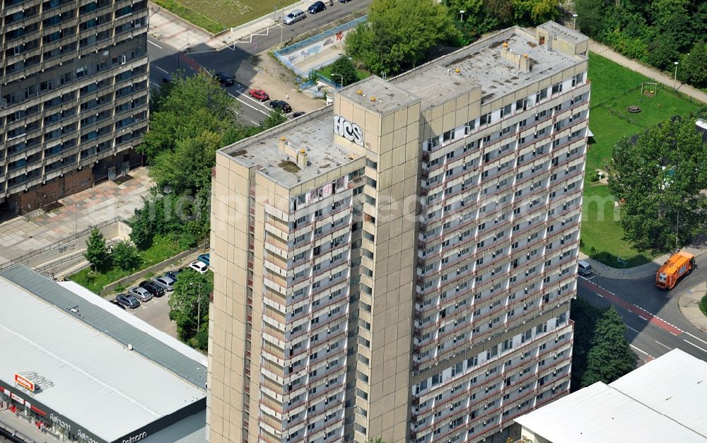 Aerial image Halle / Saale - View of a high-rise apartment building on Albert Einstein St in Halle at the Saale in the district of Halle-Neustadt in Saxony-Anhalt. The building is a prefabricated building of the type Scheibe E