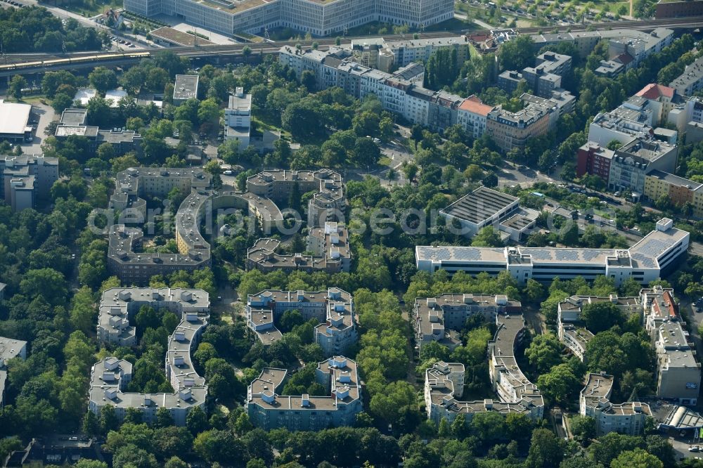 Berlin from the bird's eye view: Skyscrapers in the residential area of industrially manufactured settlement along the Seydlitzstrasse - Otto-Dix-Strasse - Claire-Waldoff-Promenade in the district Mitte in Berlin, Germany