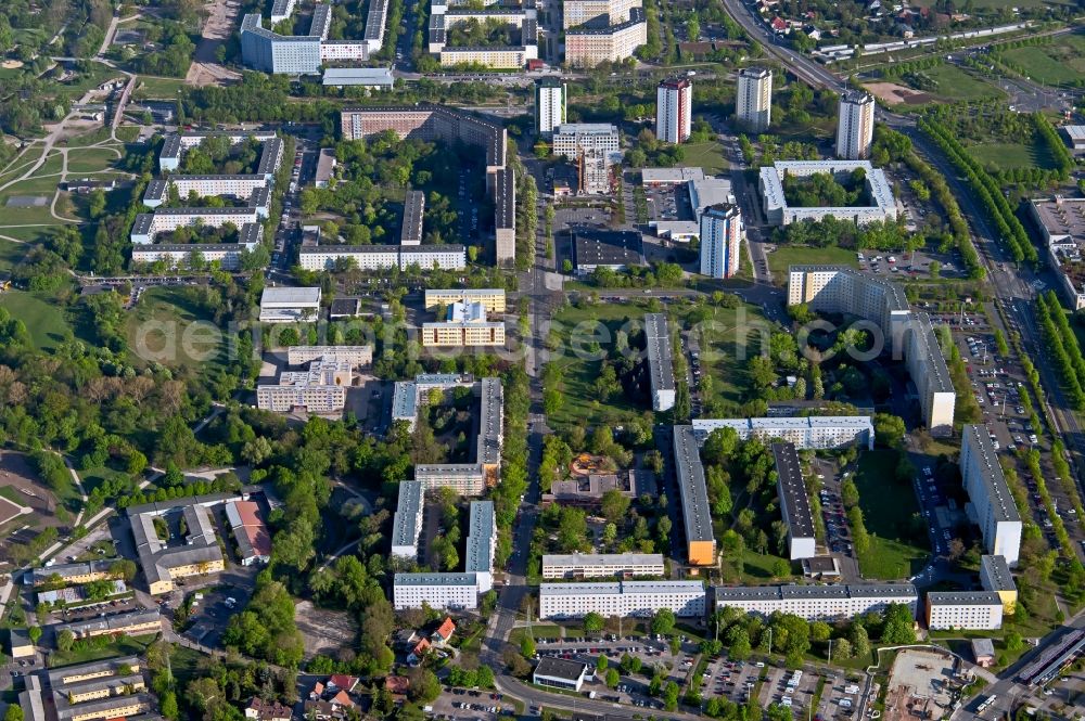 Aerial photograph Erfurt - Skyscrapers in the residential area of industrially manufactured settlement on Moskauer Strasse in the district Moskauer Platz in Erfurt in the state Thuringia, Germany