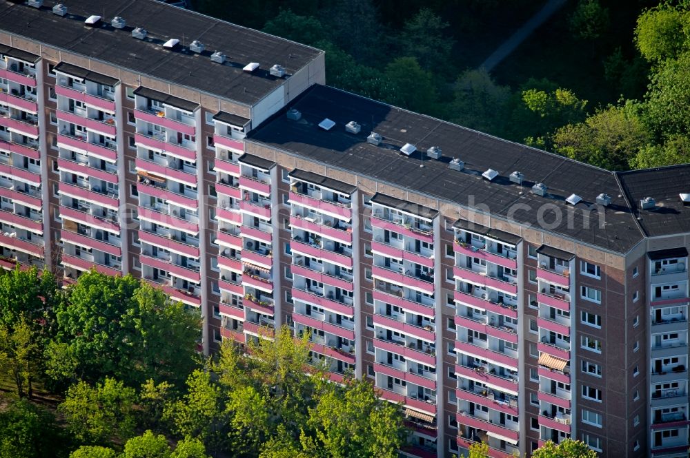 Aerial photograph Erfurt - Skyscrapers in the residential area of industrially manufactured settlement on Moskauer Strasse in the district Moskauer Platz in Erfurt in the state Thuringia, Germany