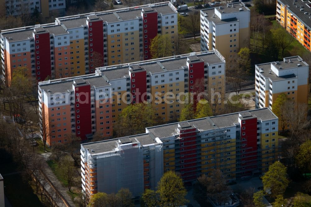 München from the bird's eye view: Houses in the residential area of a??a??an industrially manufactured prefabricated housing estate on Quiddestrasse in the district of Ramersdorf-Perlach in Munich in the state Bavaria, Germany