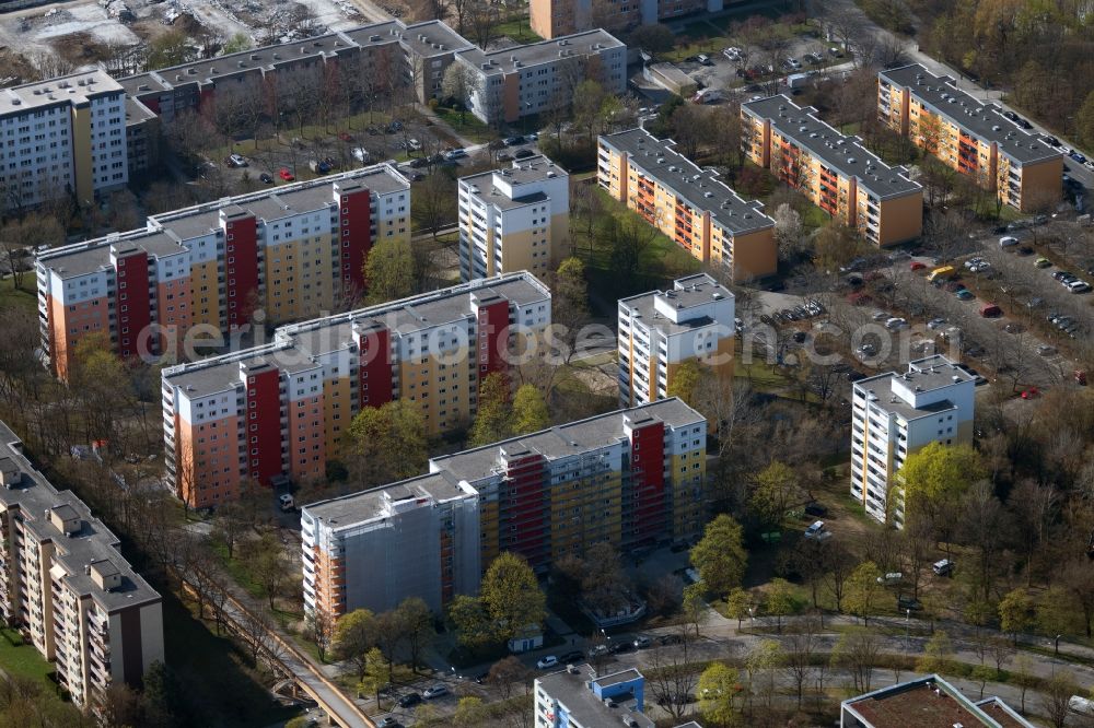 München from the bird's eye view: Houses in the residential area of an industrially manufactured prefabricated housing estate on Quiddestrasse in the district of Ramersdorf-Perlach in Munich in the state Bavaria, Germany