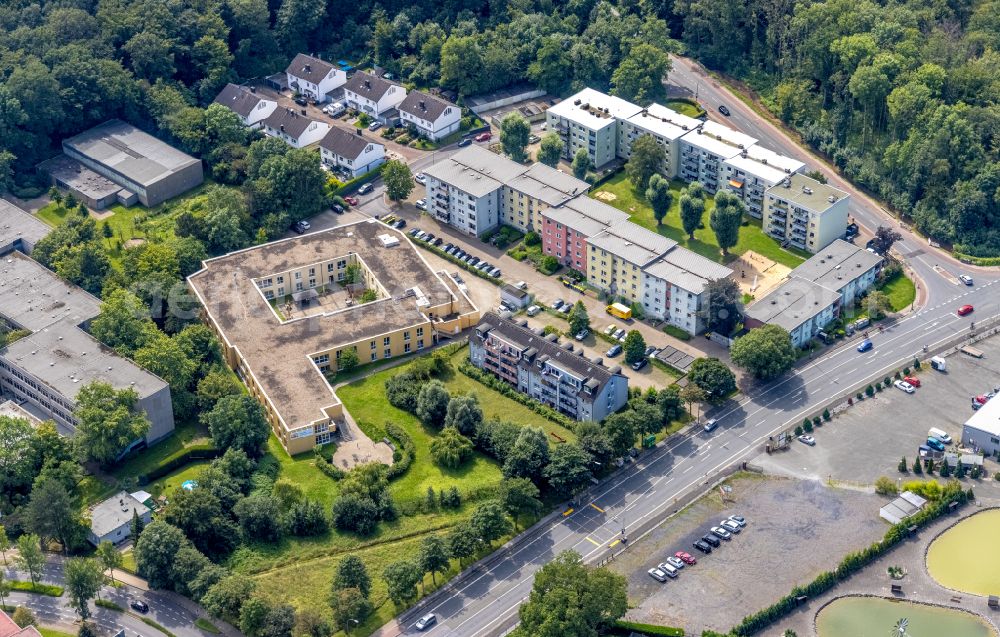 Aerial photograph Bergkamen - Skyscrapers in the residential area of industrially manufactured settlement on Kleiweg - Luettke Holz in Bergkamen in the state North Rhine-Westphalia, Germany