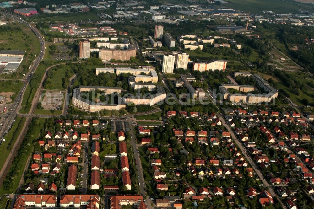 Aerial image Erfurt - The prefabricated residential complex Erfurt Nord and the Allotment Roter Berg are located in the north of the state capital Erfurt in Thuringia. The new estate Erfurt Nord covers the streets Karl Reimann ring, Julius-Leber-ring, Jakob-Kaiser-ring and Alfred-Delp-ring. The Red Mountain settlement with houses and terraced houses belongs to the suburb Hohenwinden. Both settlements were built on Red Mountain