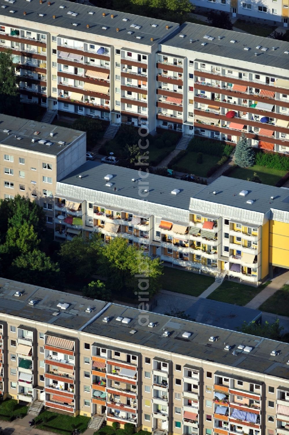 Aerial image Magdeburg - View of building made with precast concrete slabs with changed WBS70 apartment building in Magdeburg in Saxony-Anhalt. The complex is located at the Hans-Grade-Straße