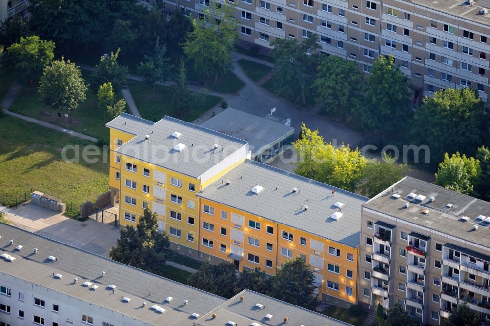 Magdeburg from the bird's eye view: View of building made with precast concrete slabs with changed WBS70 apartment building in Magdeburg in Saxony-Anhalt. The complex is located at the Hans-Grade-Straße