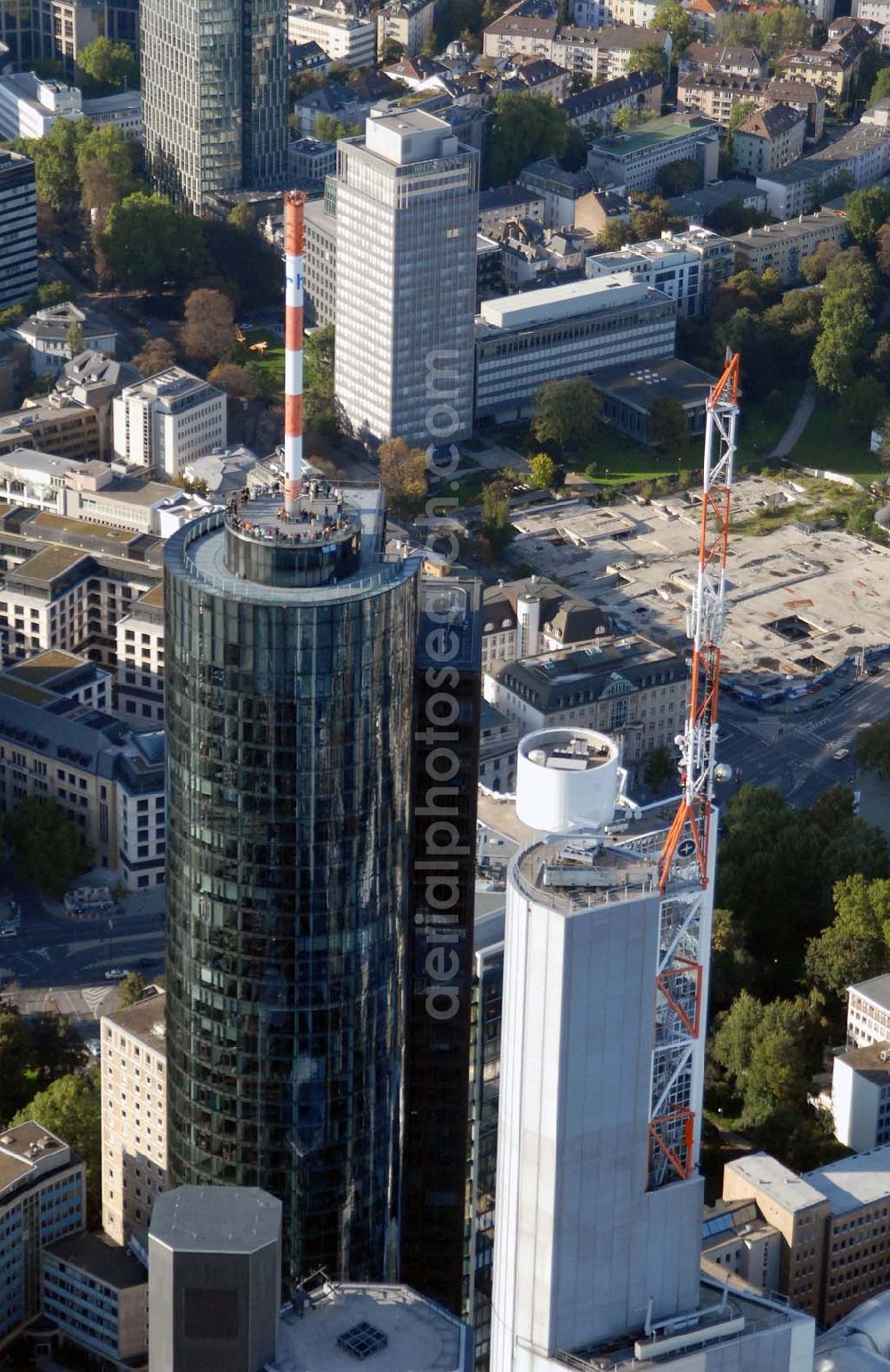 Aerial image Frankfurt am Main - Blick auf die Aussichtsplattform der Hessischen Landesbank in Frankfurt. Öffnungszeiten der Aussichtsplattform: Sonntag bis Donnerstag von 10.00 bis 21.00 Uhr, Freitag und Samstag von 10.00 bis 23.00 Uhr. Landesbank Hessen-Thüringen Girozentrale, Anstalt des öffentlichen Rechts, MAIN TOWER, Neue Mainzer Straße 52-58, D-60311 Frankfurt am Main, Germany - Tel. (+49) 69 91 32-01