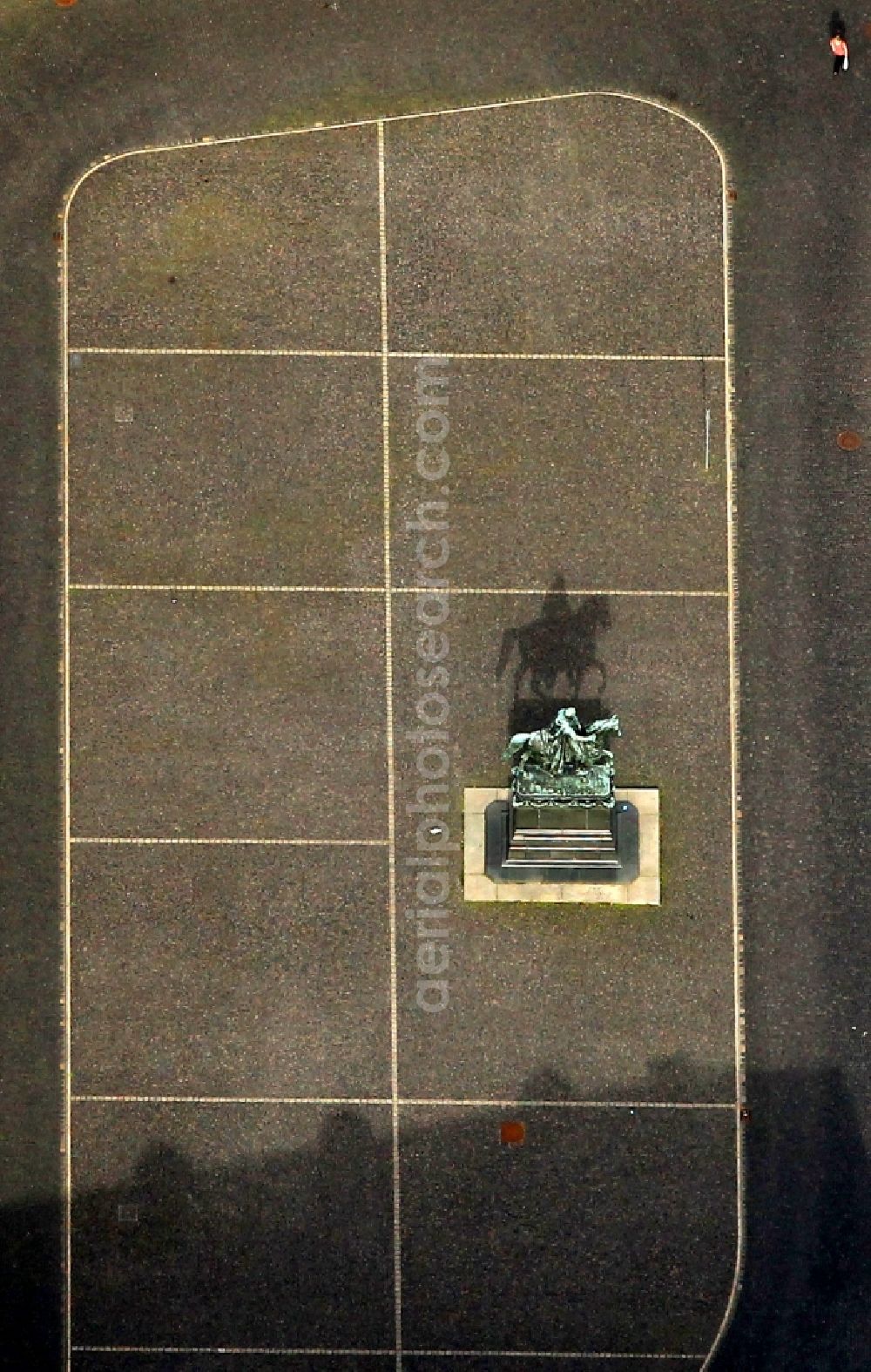 Aerial photograph Weimar - Democracy Square with equestrian statue of Grand Duke Carl August on the main building of the Academy of Music Franz Liszt in Weimar in Thuringia