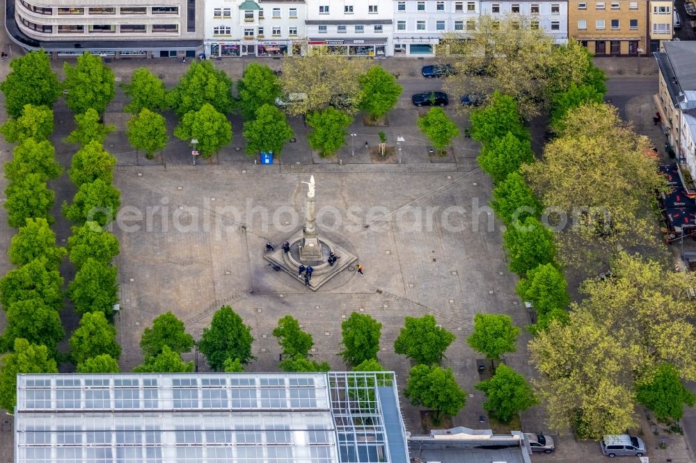 Aerial image Oberhausen - Ensemble space an place Altmarkt mit of Siegessaeule in the inner city center in Oberhausen at Ruhrgebiet in the state North Rhine-Westphalia, Germany