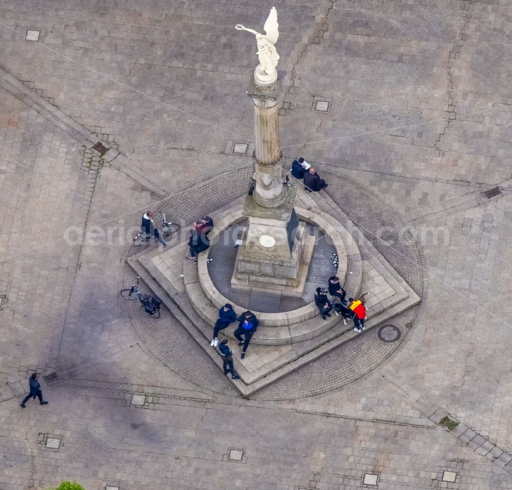 Aerial photograph Oberhausen - Ensemble space an place Altmarkt mit of Siegessaeule in the inner city center in Oberhausen at Ruhrgebiet in the state North Rhine-Westphalia, Germany