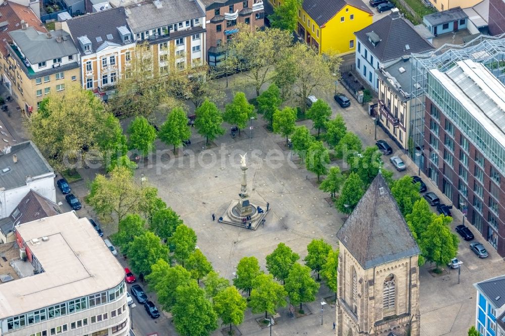 Aerial photograph Oberhausen - Ensemble space an place Altmarkt mit of Siegessaeule in the inner city center in Oberhausen at Ruhrgebiet in the state North Rhine-Westphalia, Germany