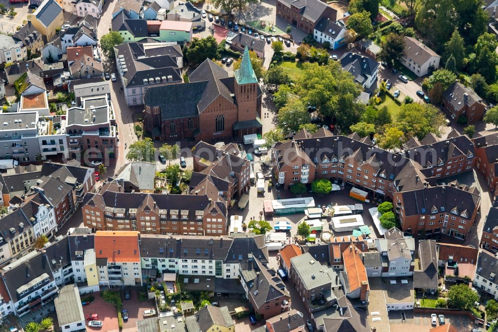 Aerial photograph Dinslaken - Ensemble space on Altmarktbrunnen in the inner city center in Dinslaken in the state North Rhine-Westphalia, Germany