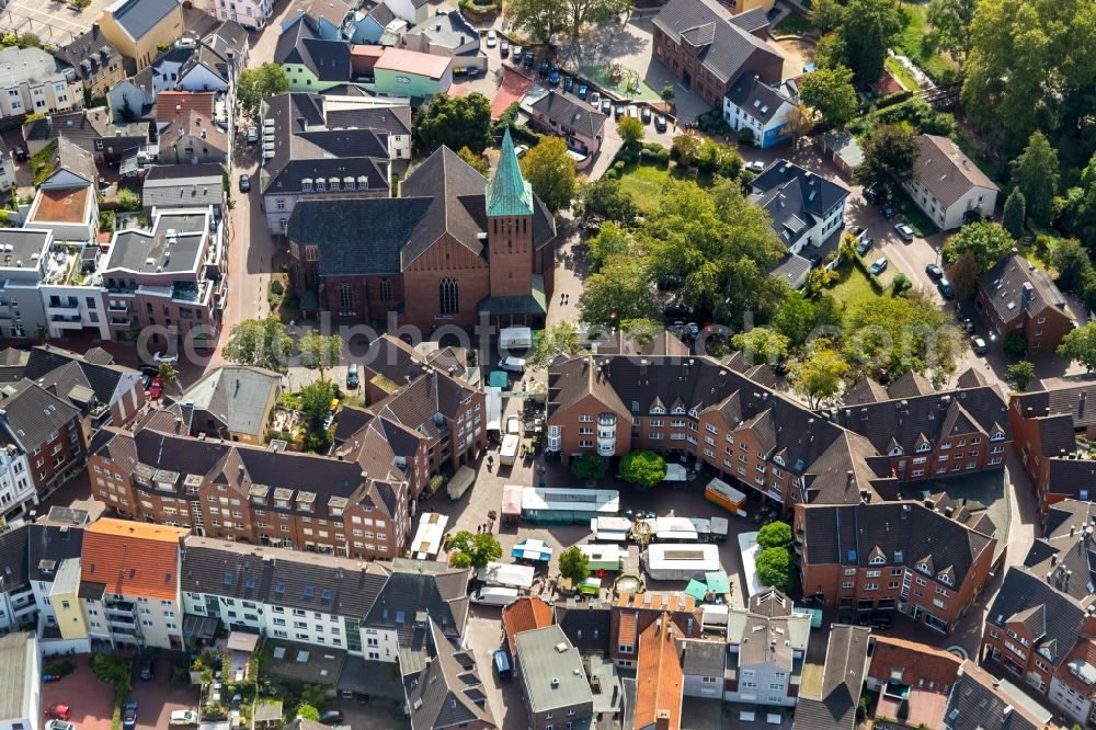 Dinslaken from above - Ensemble space on Altmarktbrunnen in the inner city center in Dinslaken in the state North Rhine-Westphalia, Germany