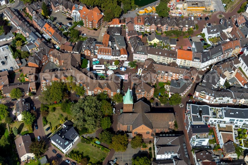 Dinslaken from the bird's eye view: Ensemble space on Altmarktbrunnen in the inner city center in Dinslaken in the state North Rhine-Westphalia, Germany