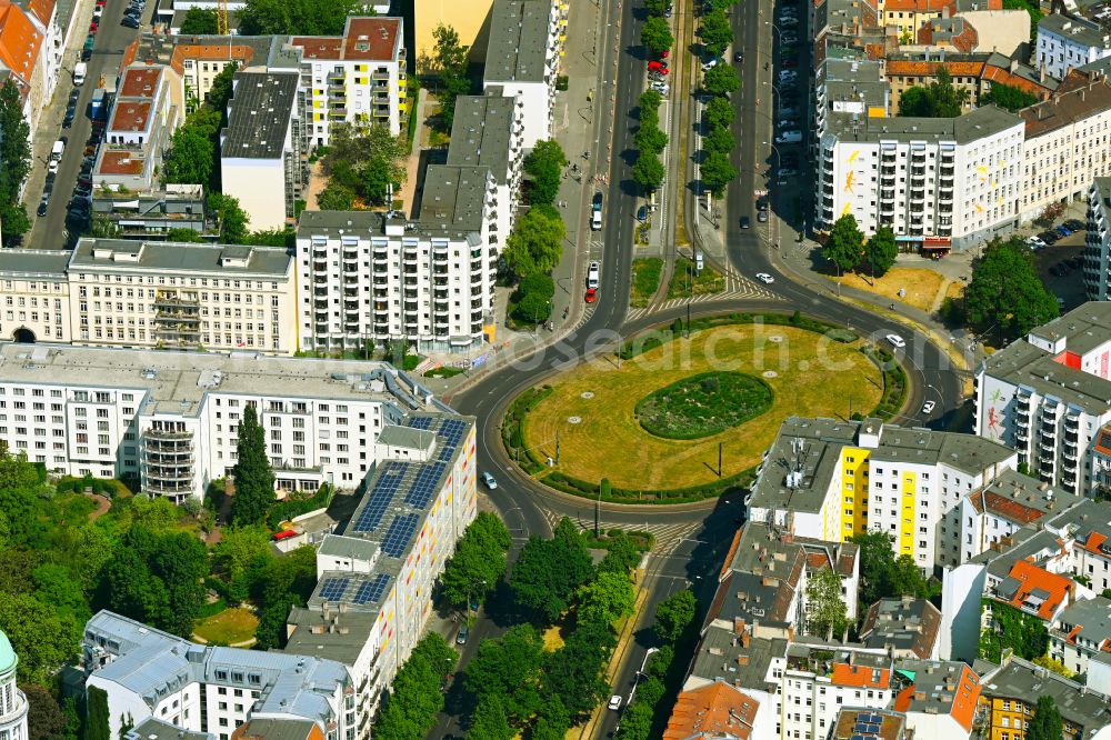 Aerial image Berlin - Ensemble space an place Bersarinplatz in the district Friedrichshain in Berlin, Germany