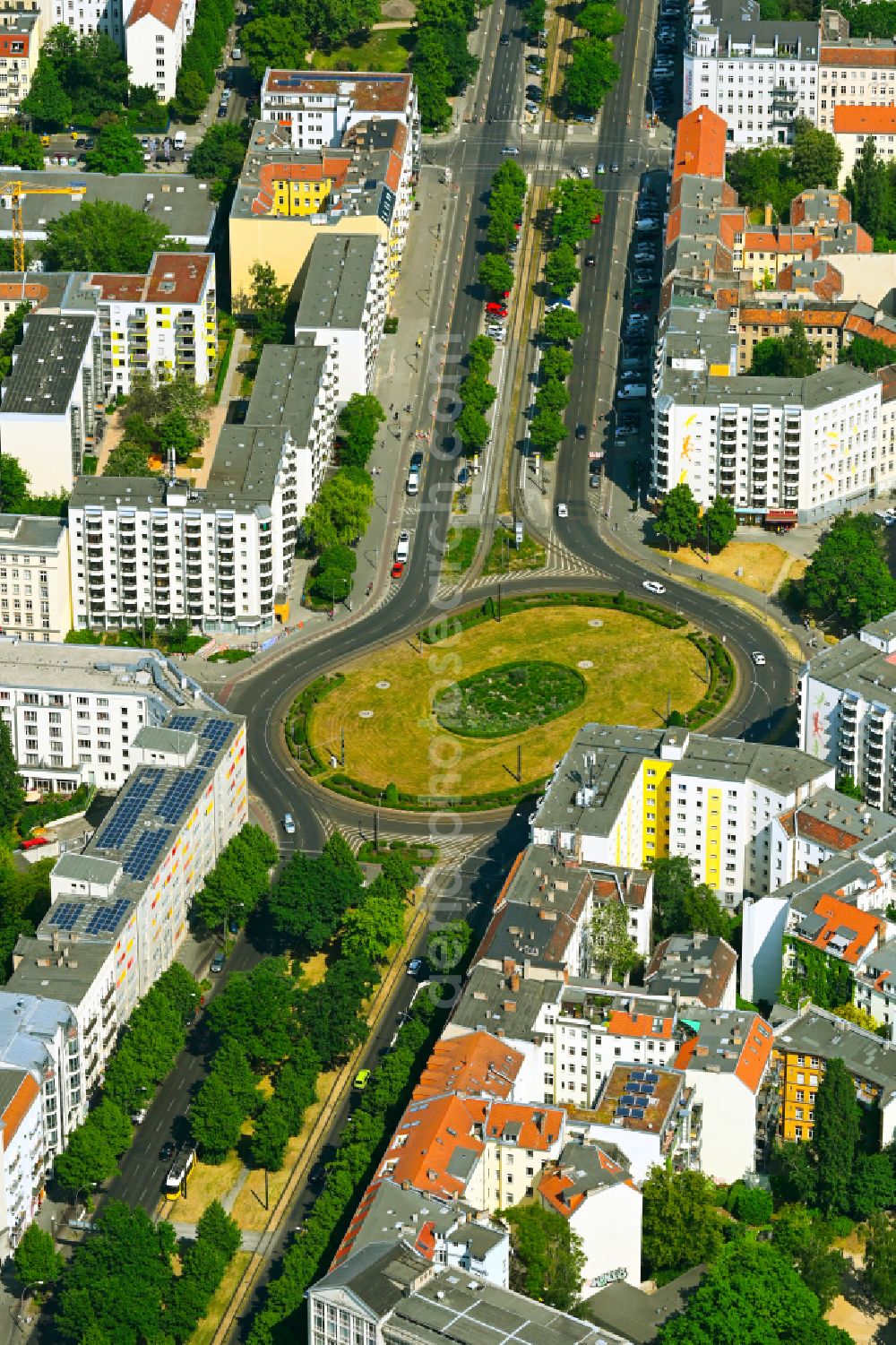 Aerial photograph Berlin - Ensemble space an place Bersarinplatz in the district Friedrichshain in Berlin, Germany