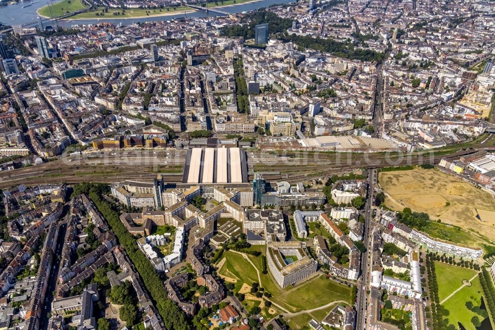 Düsseldorf from the bird's eye view: Ensemble space an place of Bertha-von-Suttner-Platz - Konrad-Adenauer-Platzwith with the Central Station Duesseldorf and office buildings in the inner city center in Duesseldorf at Ruhrgebiet in the state North Rhine-Westphalia, Germany