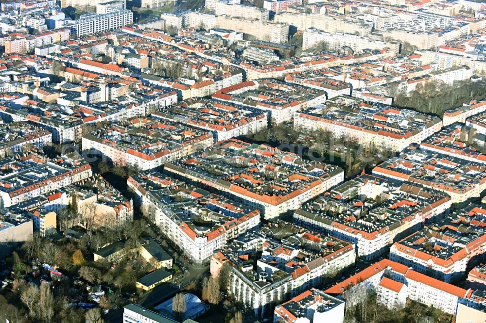 Aerial image Berlin - Ensemble space an place Boxhagener Platz - Wuehlischstrasse in the inner city center in the district Friedrichshain in Berlin, Germany