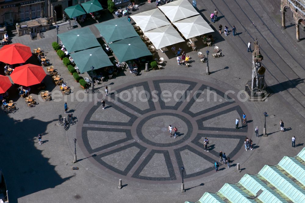 Bremen from the bird's eye view: Ensemble space an place Bremer Marktplatz in the inner city center on street Am Markt in the district Altstadt in Bremen, Germany