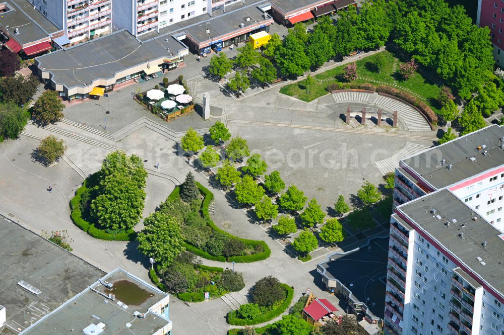 Berlin from above - Ensemble space an place Cecilienplatz in the inner city center on street Ernst-Bloch-Strasse in the district Kaulsdorf in Berlin, Germany