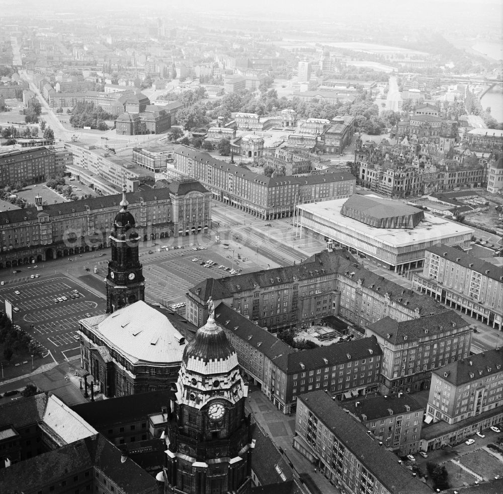 Aerial image Dresden - Ensemble space Dresdner Striezelmarkt on Altmarkt in the inner city center in the district Altstadt in Dresden in the state Saxony, Germany