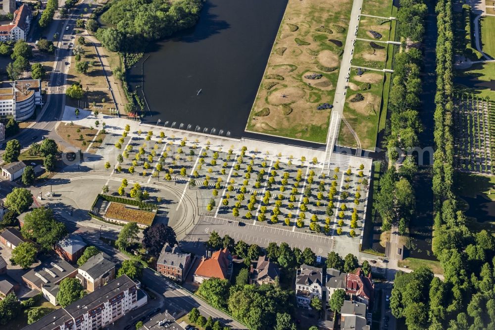 Aerial photograph Schwerin - Ensemble space with Eingang zum Schlosspark in the inner city center in Schwerin in the state Mecklenburg - Western Pomerania