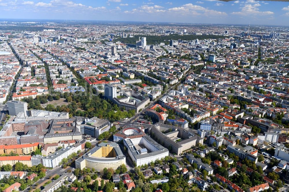 Aerial photograph Berlin - Ensemble space Fehrbelliner Platz on Hohenzollerndonm in the inner city center in the district Wilmersdorf in Berlin, Germany